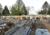 Мэрия Сен-Женевьев-де-Буа попыталась оправдаться за скандал, разгоревшийся вокруг русского кладбища, на котором похоронены Бунин, Нуреев и Гиппиус