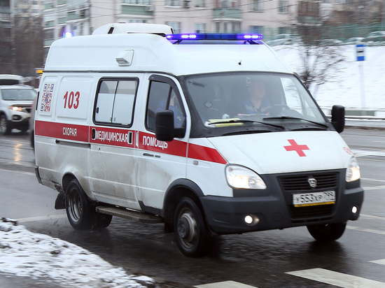 Из московской квартиры госпитализировали женщину и двоих детей с отравлением