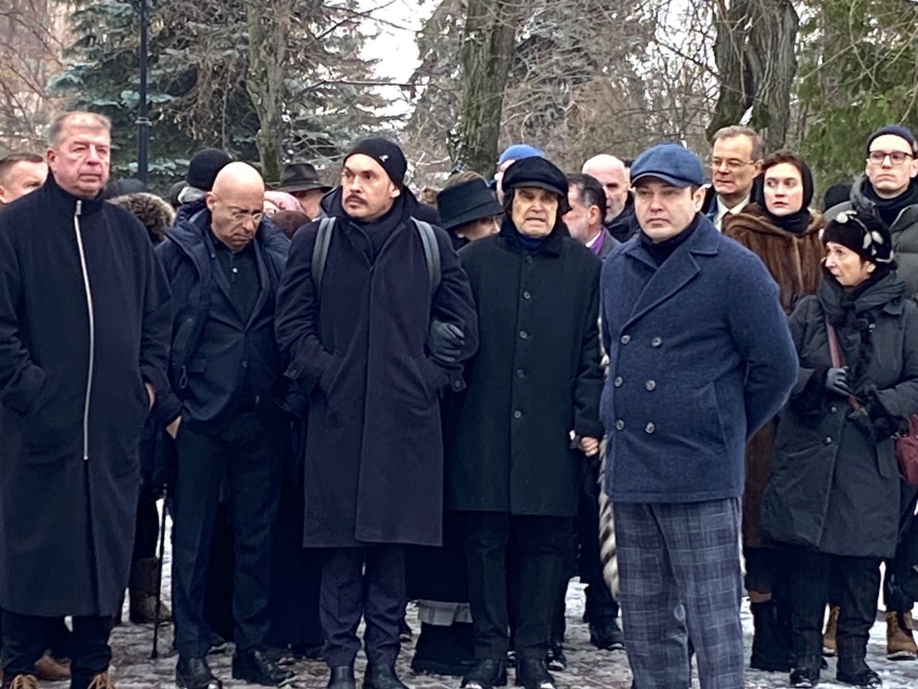 Husband and son at the funeral of Inna Churikova: footage from the Novodevichy cemetery