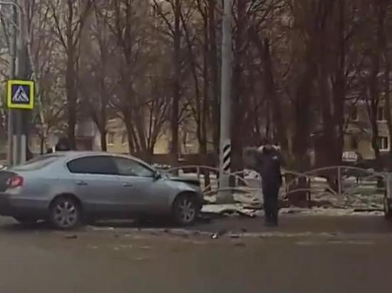 На улице Новосёлов в Рязани автомобиль врезался в барьерное ограждение
