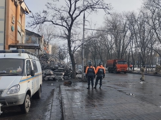 Вторые сутки спасатели ведут разбор завалов на месте обстрела в Донецке
