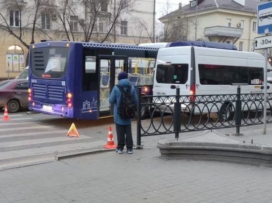 Кто кого: астраханские маршрутчики и водители новых синих автобусов никак не поделят дорогу