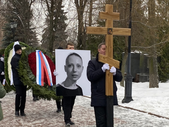На похороны Инны Чуриковой собрались поклонники Шатунова, Жириновского и Меньшова