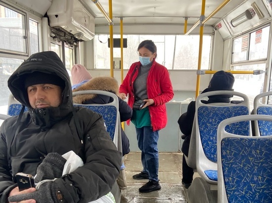 В Новосибирске женщина получила двойной перелом руки после падения в троллейбусе