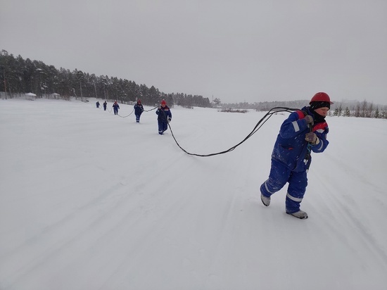 По пояс в снегу: энергетики Ноябрьска по сугробам тянули кабель для обогрева палаток при подготовке к Крещению