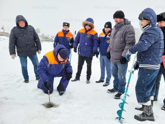 В Костроме спасатели проверили толщину льда, а мастера прорезали в нем первую купель
