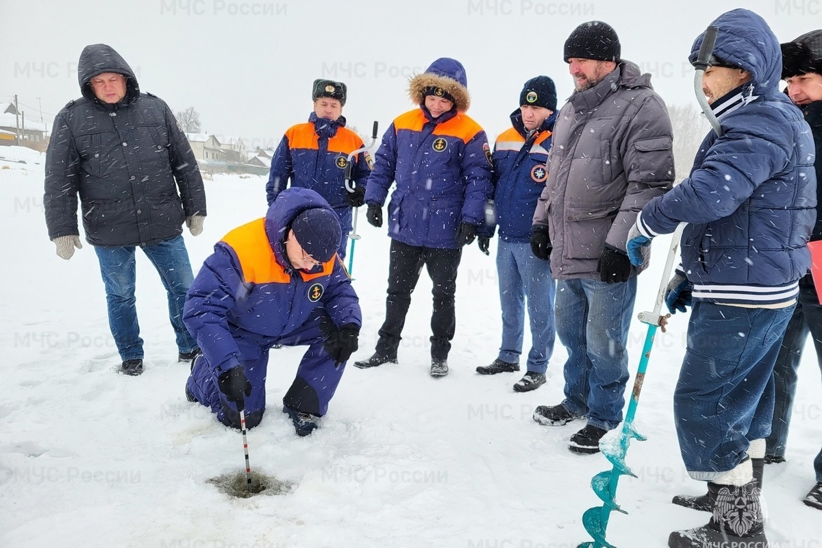 В Костроме спасатели проверили толщину льда, а мастера прорезали в нем первую купель