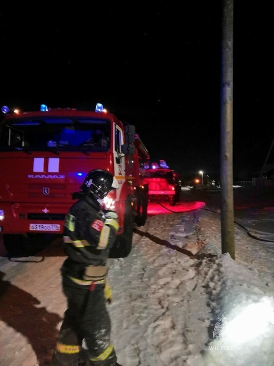 В Альметьевске ночью пожарные тушили кафе «Богатырь»