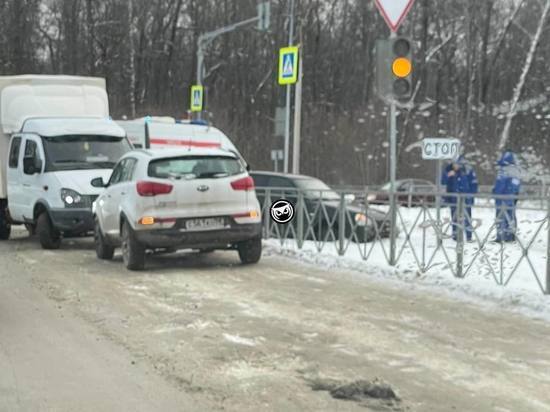В Пензе на дублере Окружной легковушка улетела в кювет, проломив ограждение