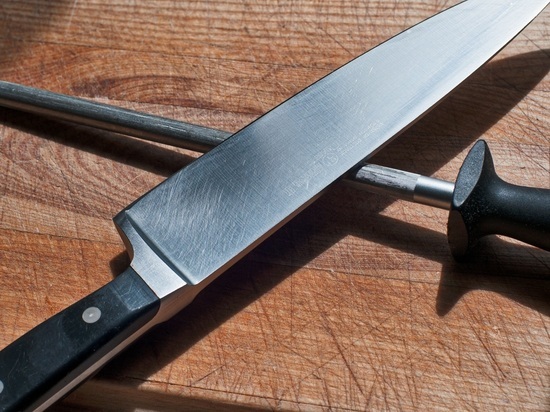 Женщина вонзила в нож в знакомого после его приставаний на кухне общежития под Всеволожском