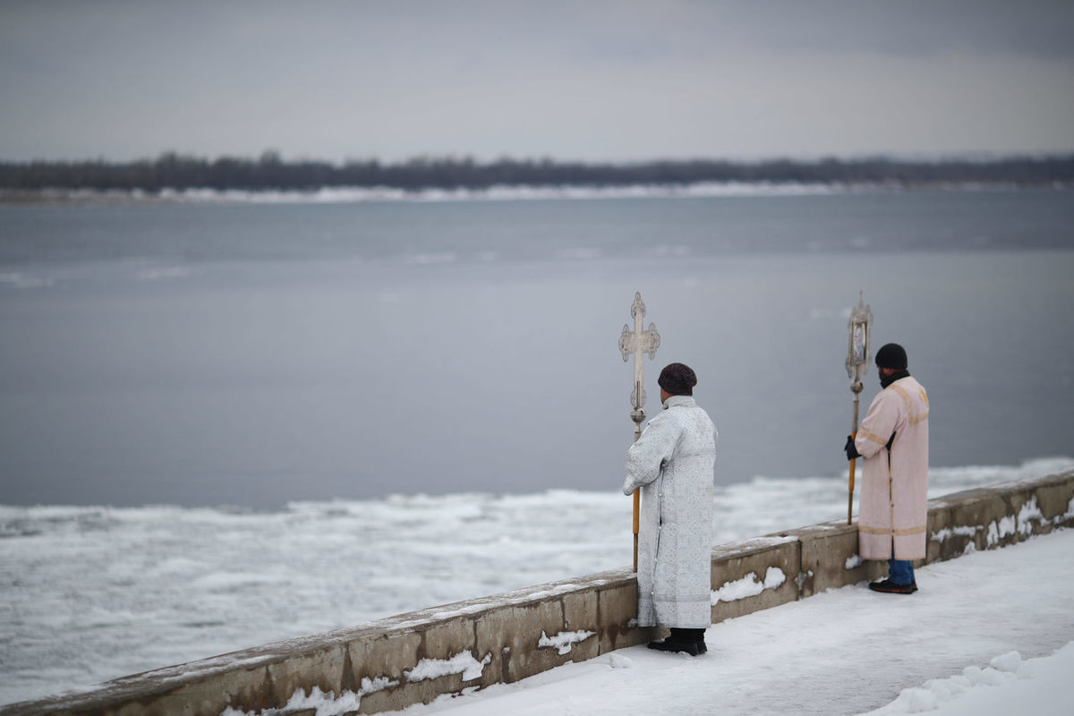 Когда освящают воду в крещенский сочельник. О крещении. Православие крещение. Крещение Господне. Водное крещение.