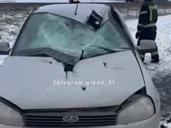 В Белгородской области после падения груза из КамАЗа госпитализировали водителя легковушки