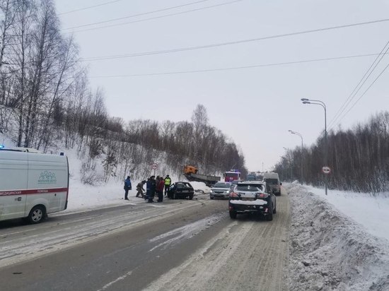 Грузовик раздробил легковушку с водителем и вылетел с дороги в Новокузнецке