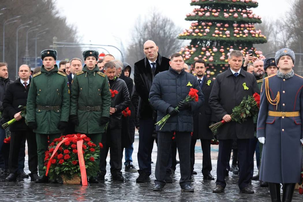 Матвиенко, Валуев и Бельский возложили цветы к монументу Героическим защитникам Ленинграда