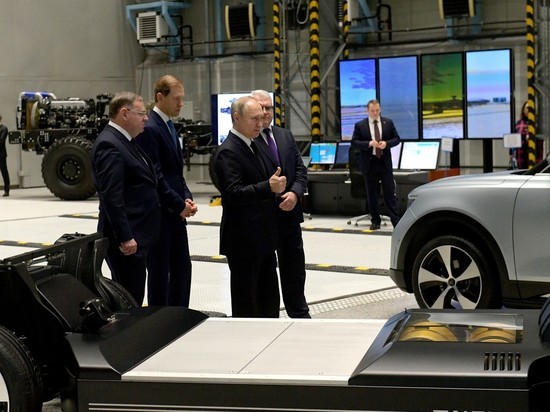 Путин осмотрел экспериментальный электромобиль E-NEVA
