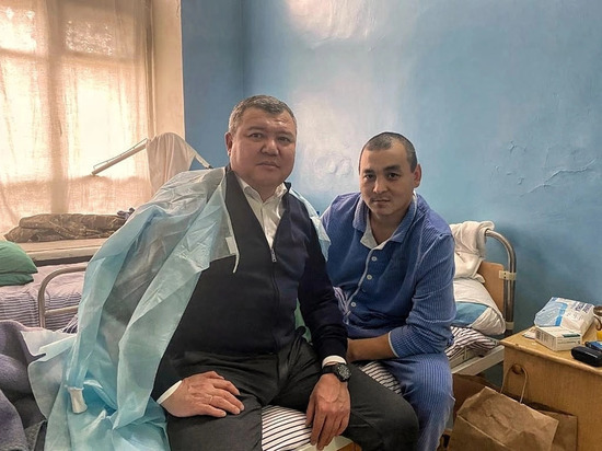 Глава Красноярского района посетил в больнице раненого на СВО астраханца
