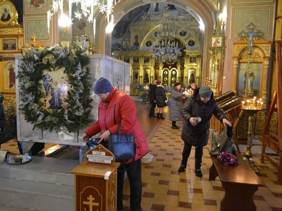 Жители Серпухова набирают святую крещенскую воду в храмах
