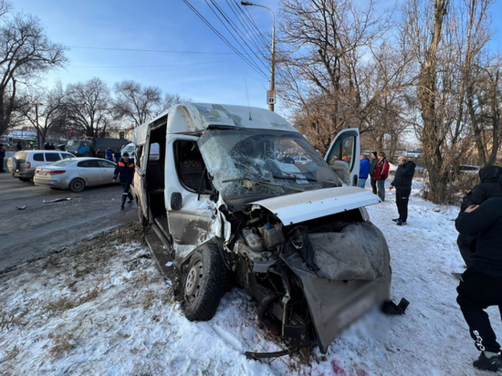 На юге Волгограда в страшном ДТП погибли три пассажира маршрутки