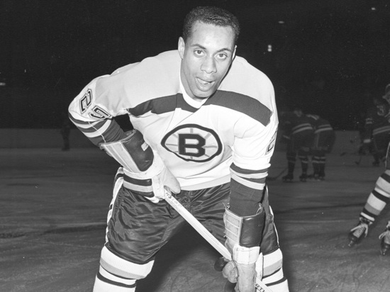 65 лет назад, 18 января 1958 года в НХЛ произошло знаковое событие. Впервые в истории лиги на лед вышел темнокожий хоккеист. Игрок «Бостона» Вилли О’Ри не добился выдающихся успехов на площадке, но 60 лет спустя был включен в Зал хоккейной славы. «МК-Спорт» рассказывает об афроамериканцах, ставших первопроходцами в различных видах спорта.

