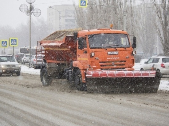 Бороться с последствиями ледяного дождя в Липецке выйдут 5 машин и 125 дворников