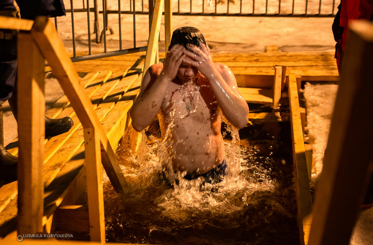 Под проливным дождем жители Петрозаводска окунулись в прорубь на Крещение 