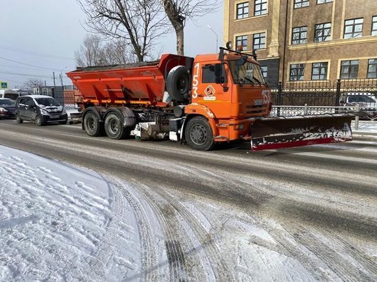 Более 120 единиц техники задействуют в расчистке улиц Южно-Сахалинска 19 января