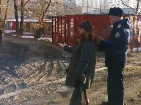 Жители Владивостока жалуются на нечистоты, стекающие на территорию рядом с жилым домом