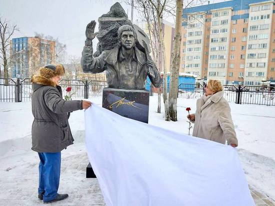 Памятник поэту Владимиру Высоцкому открыли в Южно-Сахалинске