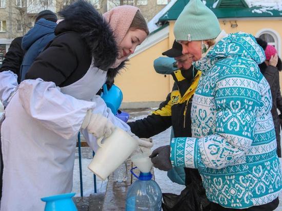 Раздача святой воды началась 19 января в храмах Новосибирска
