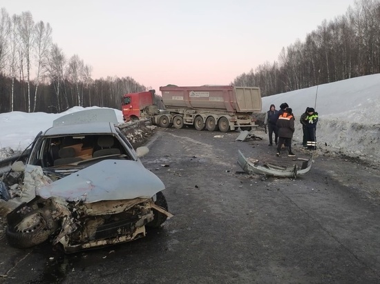 На М-5 в Челябинской области столкнулись фура и легковушка