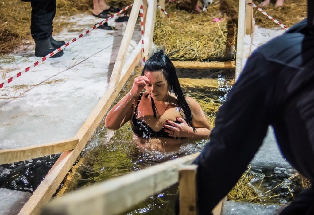 Отважные и красивые: 30 эффектных фото девушек с крещенских купаний в Новосибирске