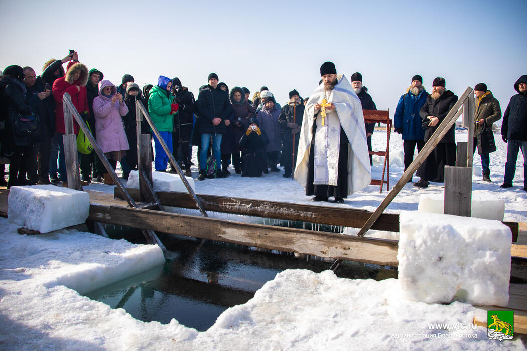 крещенские купания 2023. купание на крещение. купание на крещение. крещение барнаул 2023. купание 19 января 2023 года.