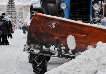 11 января в Сети появилось видео, на котором трактор во время уборки засыпает снегом ребенка