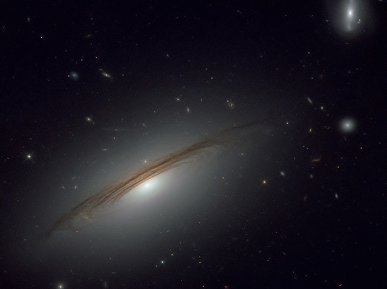 Телескоп Hubble сфотографировал необычную гигантскую галактику