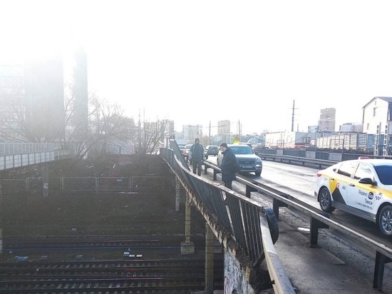 Ограждение моста чуть не обрушилось на ж/д пути в Химках