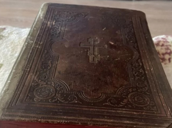 Старинную библию выставили на продажу за 500 тысяч в Новосибирске