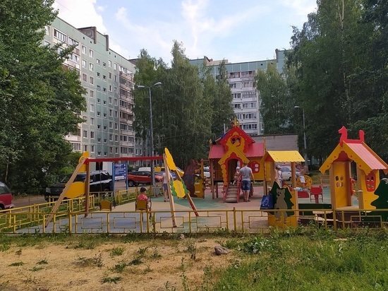 Депутат Хамзаев предложил запретить курение рядом с детскими площадками