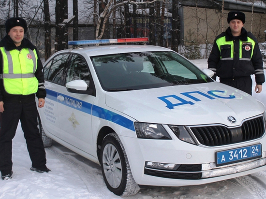 Дорожные полицейские помогли жителю Лесосибирска спасти машину во время пожара