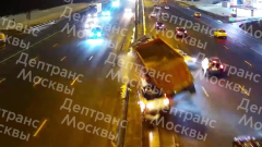 В Москве грузовик размазал по отбойнику несколько автомобилей: видео аварии