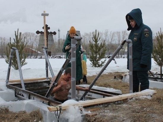 12 тысяч человек участвовали в свердловских крещенских купаниях