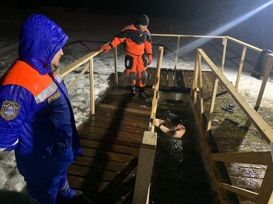 Больше трех тысяч жителей Ленобласти окунулись в купели в ночь на 19 января