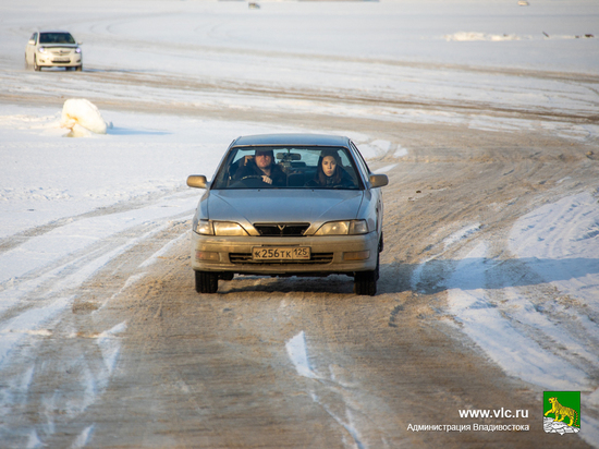 Рискуют жизнью и кошельком: любителей погонять по тонкому льду в Приморье ждет штраф