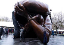 В Бостоне открыли скульптуру Хэнка Уиллиса Томаса «Объятия», посвященную Мартину Лютеру Кингу-младшему и его супруге Коретте Скотт Кинг