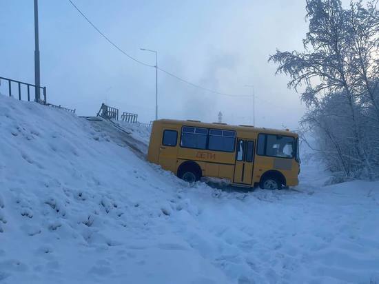 В Якутии детский автобус съехал с дороги и застрял в снегу