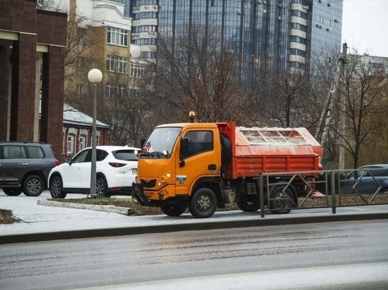 В Липецке коммунальные службы продолжают бороться с ледяным дождем
