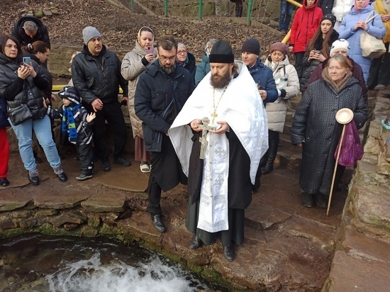 Православные жители Ростова искупались в источниках на Крещении