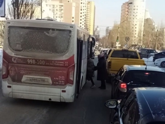 В Барнауле завели дело на водителя автобуса, который высаживал пассажиров посреди дороги
