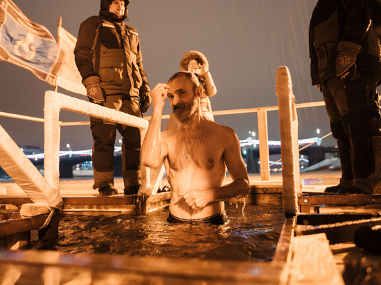 Как проходили крещенские купания в проруби в Твери: фоторепортаж