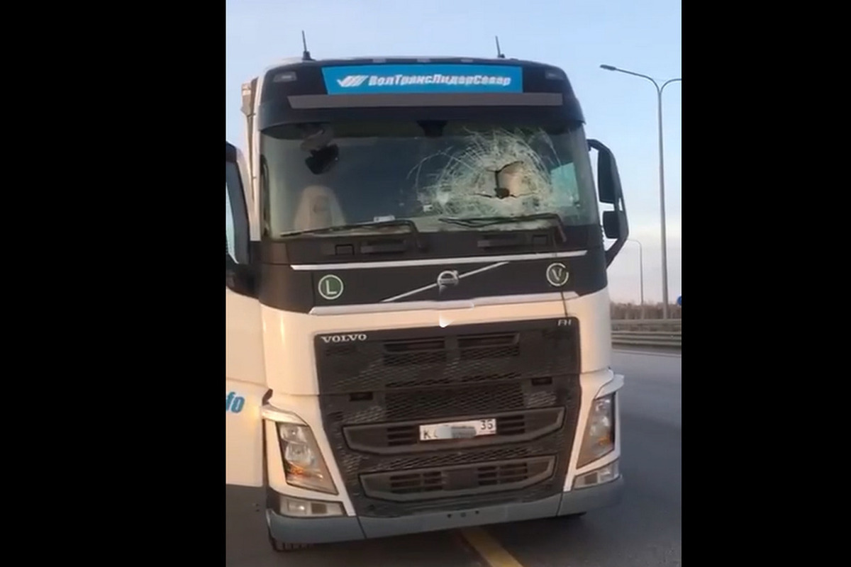 Квадрокоптер врезался в грузовик на трассе в Воронежской области