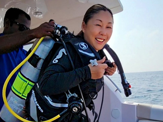 Анита Цой отметила Крещение в водах Индийского океана; окунулась с аквалангом